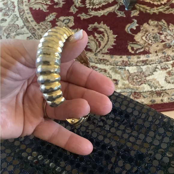 Hammered metal hinge bracelet gold tone - Picture 3 of 6